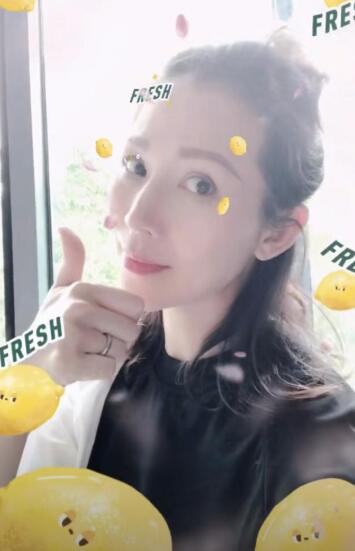 蔡少芬半扎丸子头自拍2