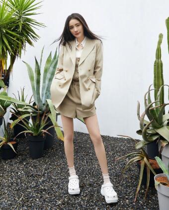 杨幂时尚奶茶色西装穿搭超吸睛 大长腿又美又飒1