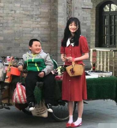 高糊也美!郑爽曝路透照 身穿复古红裙似漫撕少女1