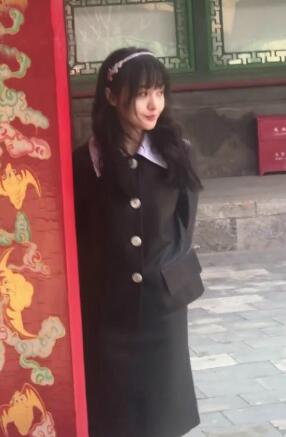 高糊也美!郑爽曝路透照 身穿复古红裙似漫撕少女2