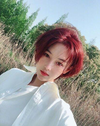 张馨予在家自己染发 妆容精致现锥子脸1