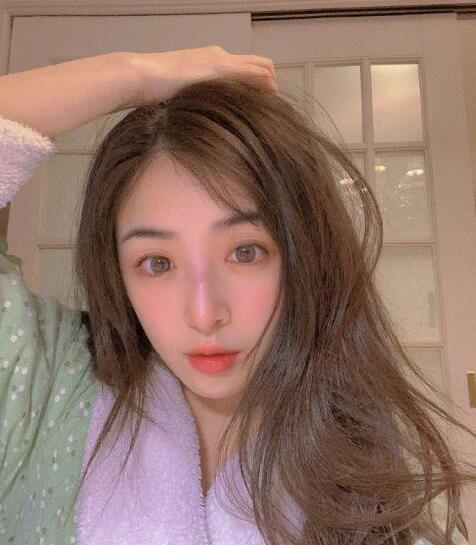 张含韵自拍照温柔可人 少女感十足1