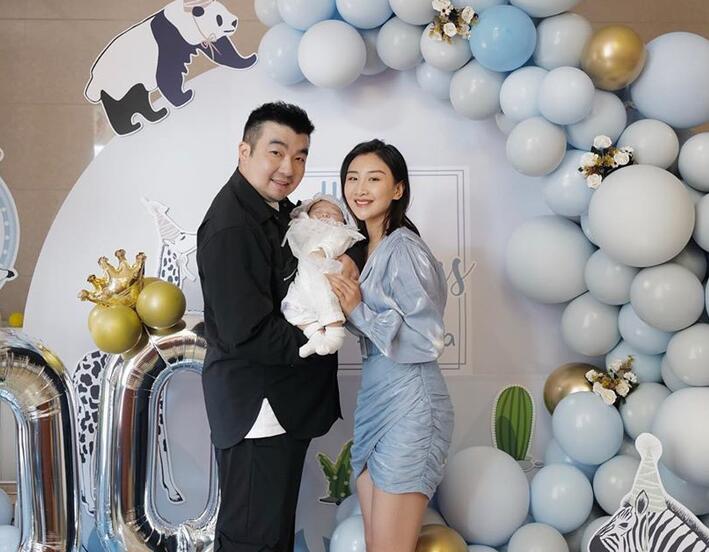 何雯娜为女儿庆百日，家人幸福合照1