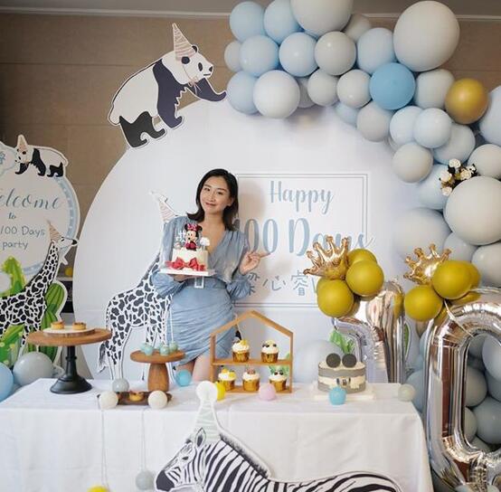 何雯娜为女儿庆百日，家人幸福合照2