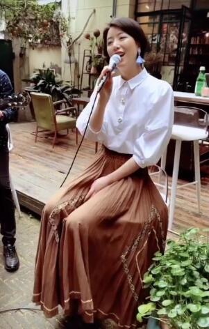 李亚鹏女友街头唱歌 歌声动听气质优雅1