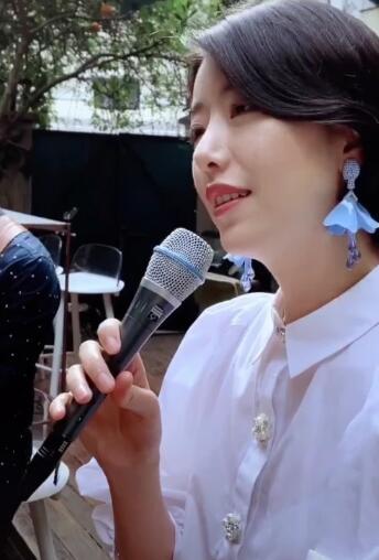 李亚鹏女友街头唱歌 歌声动听气质优雅2