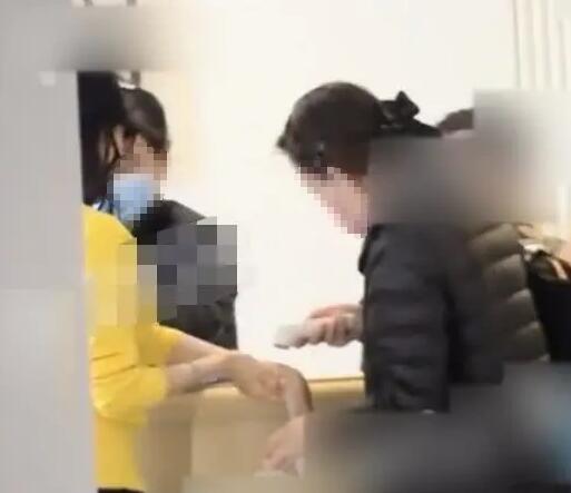 章子怡现身美容院3