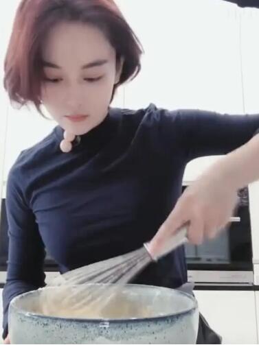 张馨予分享自制蛋糕卷vlog2