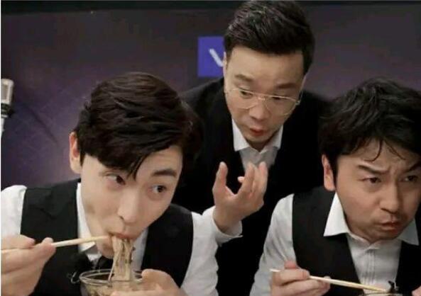 邓伦直播间唱《年少有为》 跑调后发现还忘词了爆笑不2