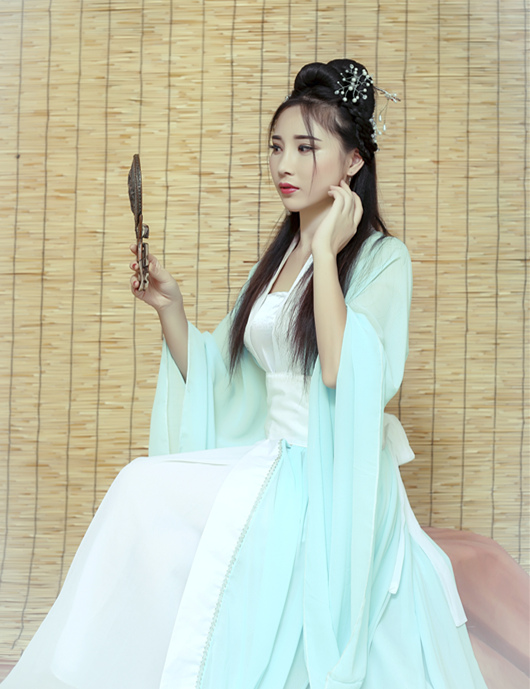 视频直播美女古风热舞《左手指月》2