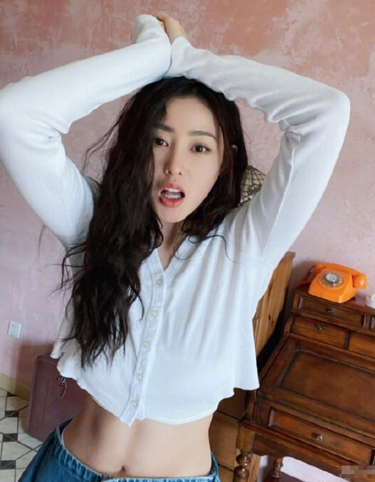 张天爱穿露腰上衣秀马甲线自信迷人