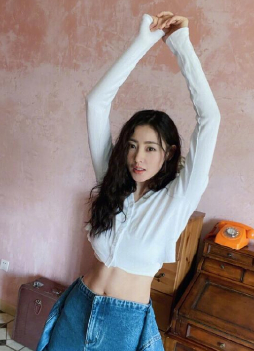 张天爱穿露腰上衣秀马甲线自信迷人2