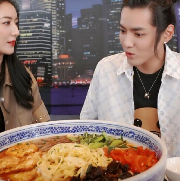 吴亦凡做客薇娅直播间吃大碗宽面1
