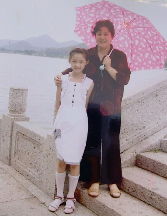 林允和妈妈一起包饺子 提前庆祝母亲节快乐2