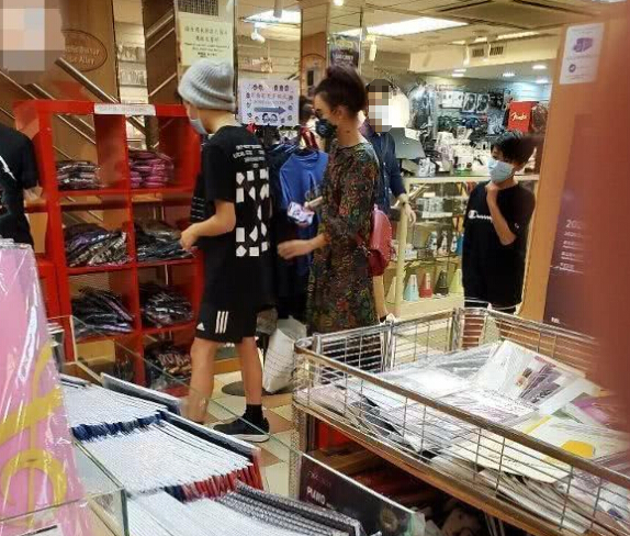 张柏芝为大儿子挑选衣服