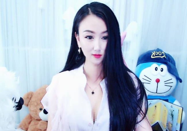 视频直播可爱主播苏可被惩罚画脸1
