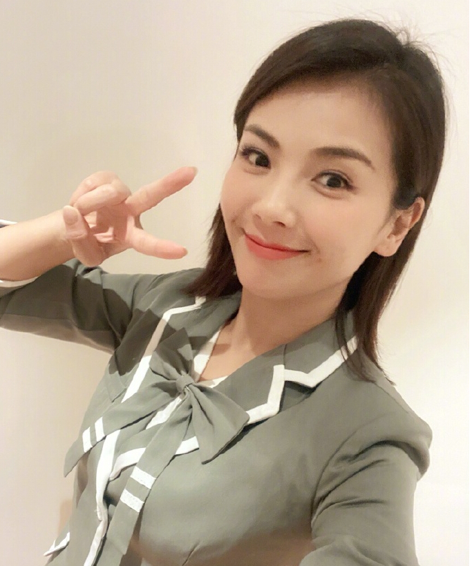 刘涛穿女团服拍照 青春减龄大秀好身材1