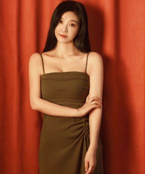 美女主播穿上露肩裙