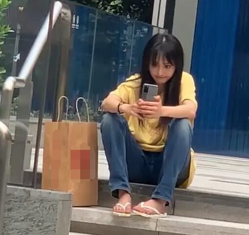 郑爽搞怪自拍 人字拖凹造型十分接地气1