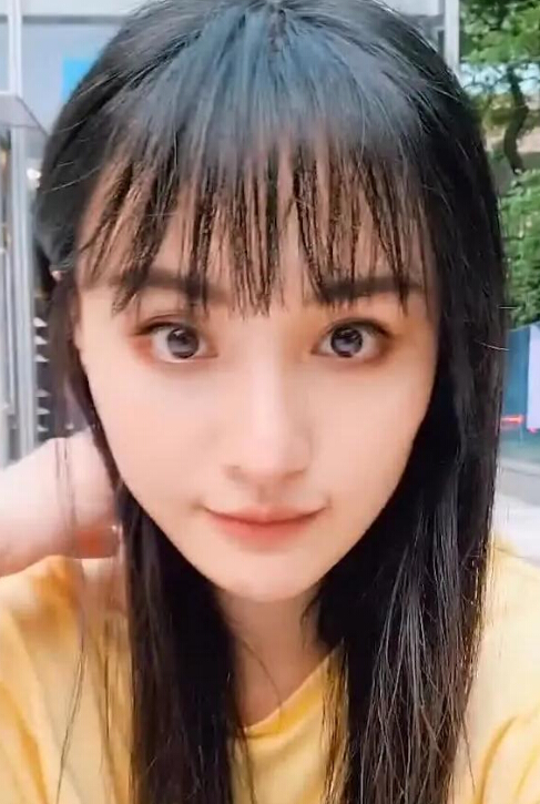 郑爽搞怪自拍 人字拖凹造型十分接地气2