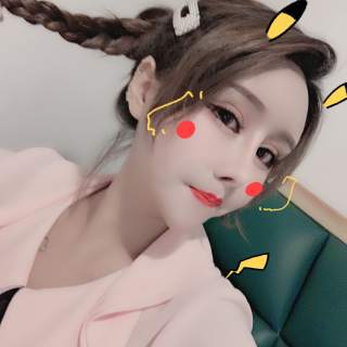美女直播 主播展示自带降温特效的发型2