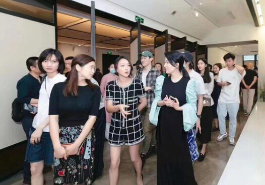周迅现身杭州画展 心情大好1