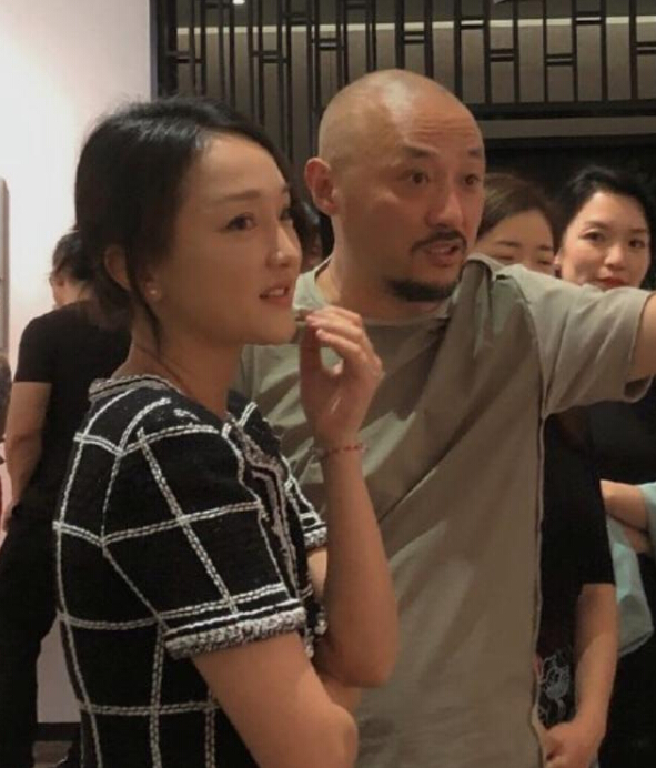 周迅现身杭州画展 心情大好2