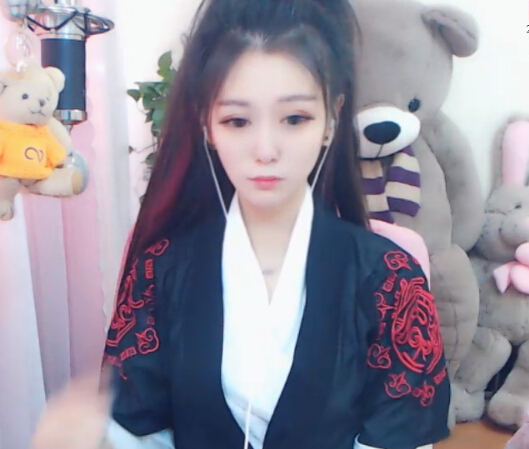 古风美女主播 直播间吃雪糕画面很美1