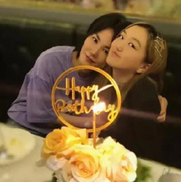 王菲现身女儿14岁生日派对 母女合影似姐妹