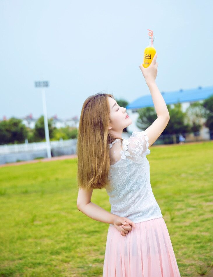 秀色美女对着你说，六月你好!2
