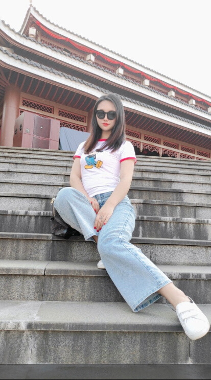 调皮美女主播 歌区“最不会唱歌的主播”