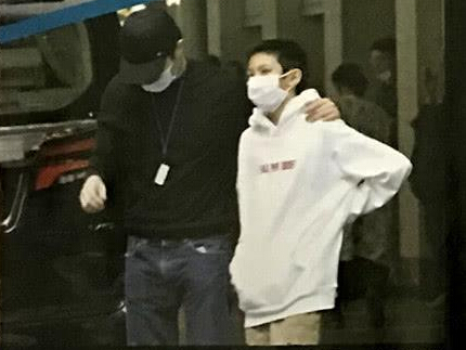 张智霖与儿子嬉戏无代沟 帅气慕童像爸爸2