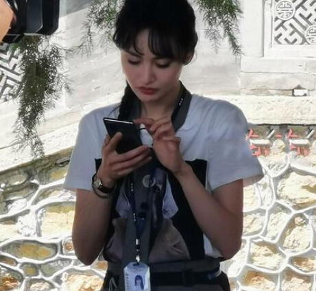 郑爽与张国立尹正王子异录节目被偶遇 1