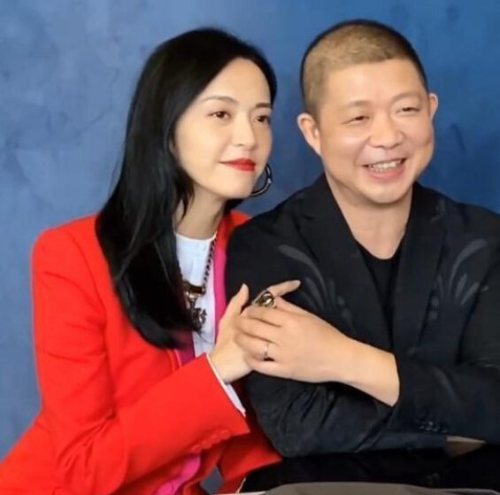 姚晨老公惊喜探班 夫妻俩罕见秀恩爱撒狗粮1