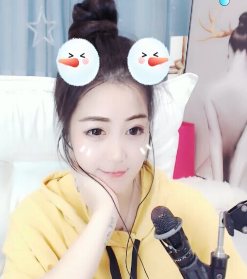 爱唱歌的美女主播竟然这么调皮1