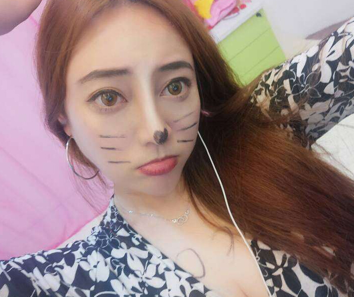 才艺美女张嘴就能唱歌，走路就能跳舞1