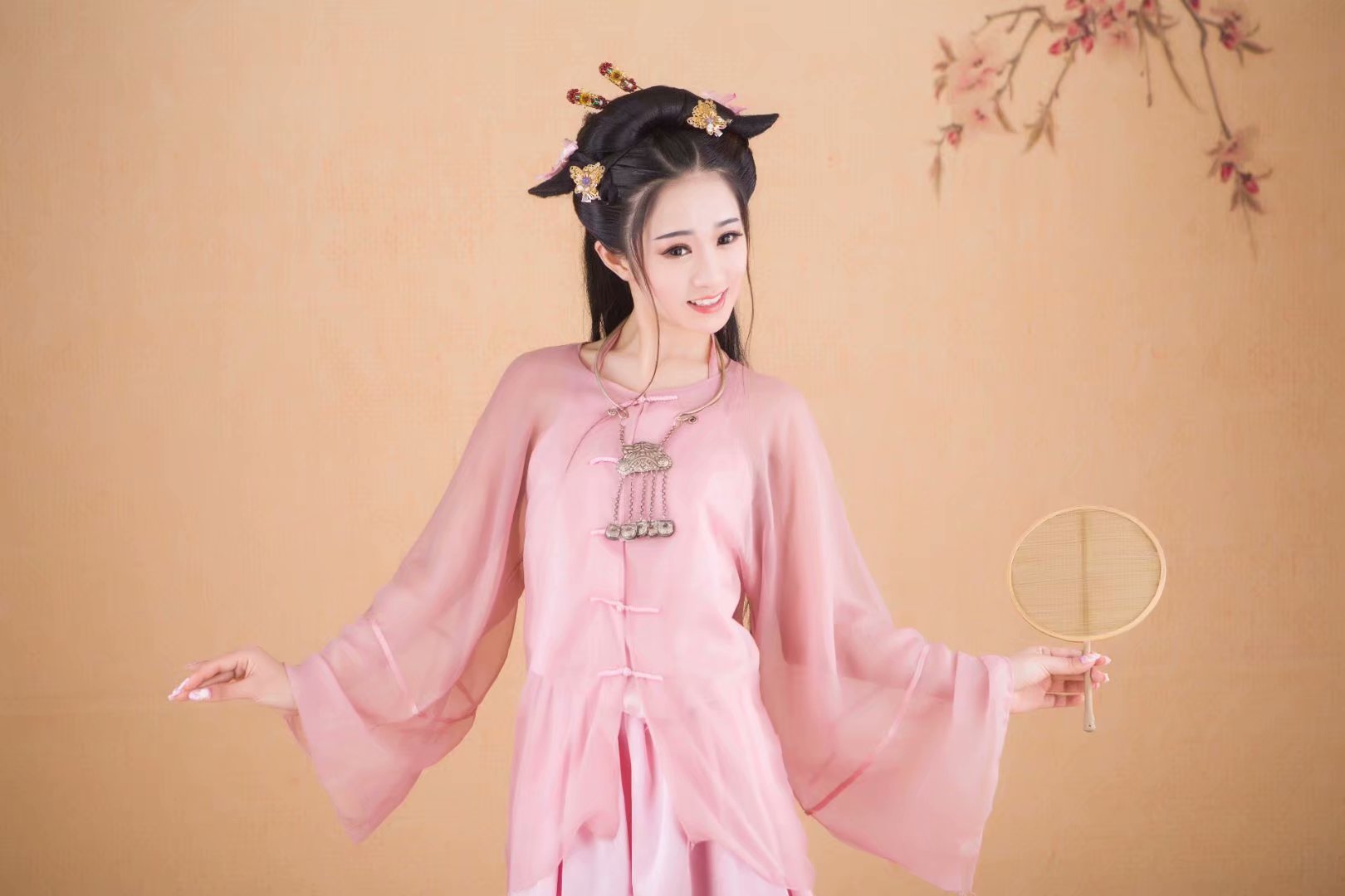古风美女主播俏皮上演二次元舞蹈1