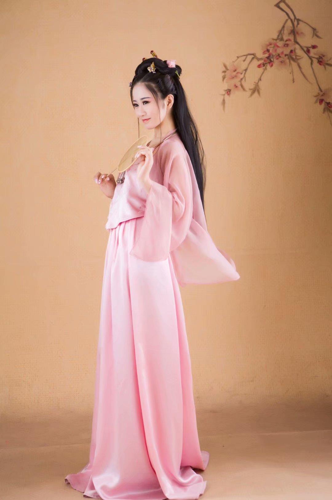 古风美女主播俏皮上演二次元舞蹈2