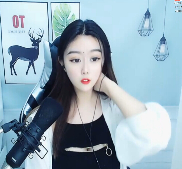 美女主播皮皮也是很文艺的2