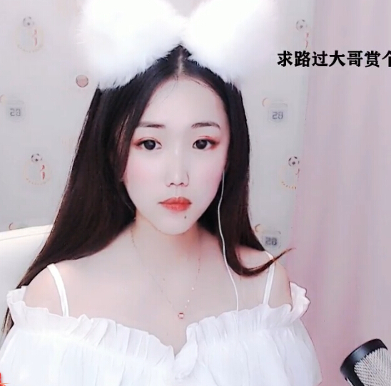 美女直播室 主播一开口粉丝直接送上蛋糕礼物1