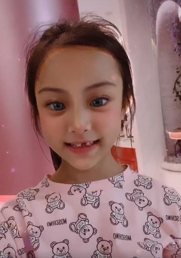 李小璐晒甜馨搞怪豁牙照 吐舌搞怪超可爱1