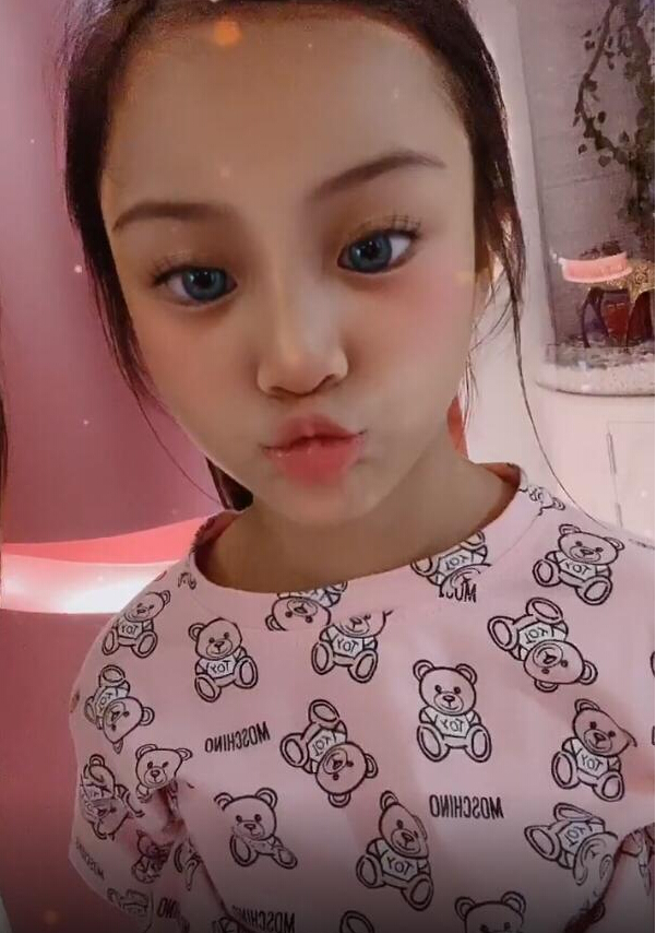 李小璐晒甜馨搞怪豁牙照 吐舌搞怪超可爱2
