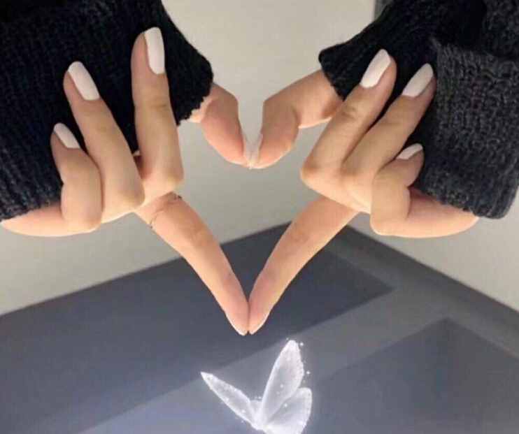 直播间主播马多余 手指间都是爱心2