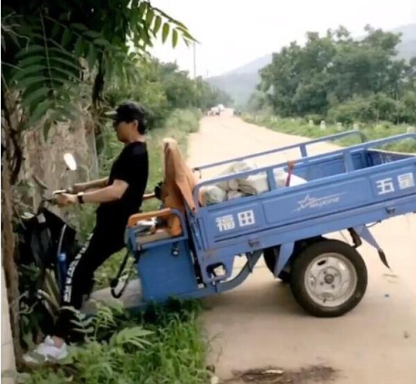 汪峰骑三轮车撞到围栏 吓到章子怡