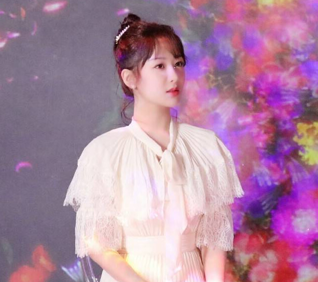 杨紫白色连衣裙 造型清纯可爱宛如仙女1