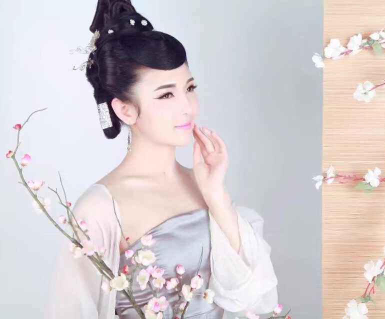 随心歌者主播新雨 唱歌看心情的美女主播1