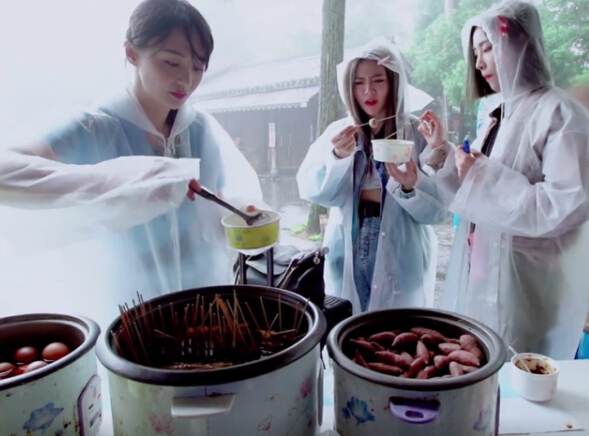 郑爽许佳琪谢可寅 雨天一起吃路边摊1