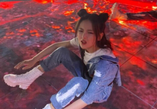 吴宣仪为杨超越庆生 被两人美到了2