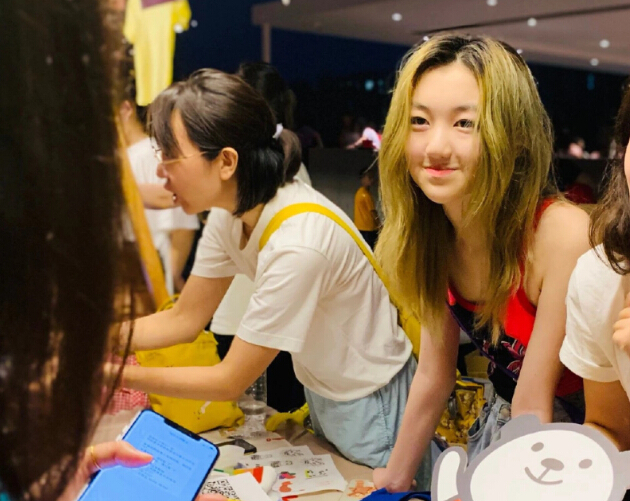 李嫣与闺蜜摆摊义卖 大方与路人合影