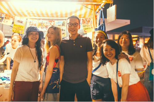 李嫣与闺蜜摆摊义卖 大方与路人合影2